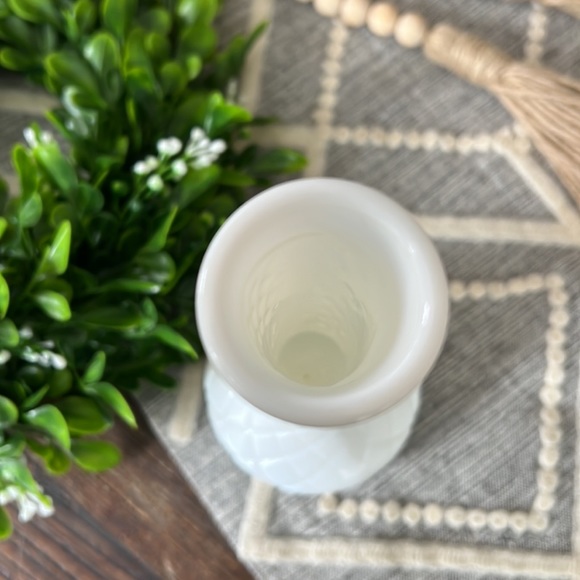 VINTAGE milk glass Vase - like new - Picture 7 of 8